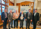 Verleihung des Integrationspreises 2023 an die "BRK-Deutsch-Lernhilfegruppe Redwitz an der Rodach". Stellvertretend nahmen Dieter Gornich und Werner Knoth den Preis entgegen.