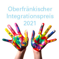 Zwei mit bunten Farben bemalte Hände werden in die Höhe gehalten. Dazwischen steht der Text "Oberfränkischer Integrationspreis 2021"