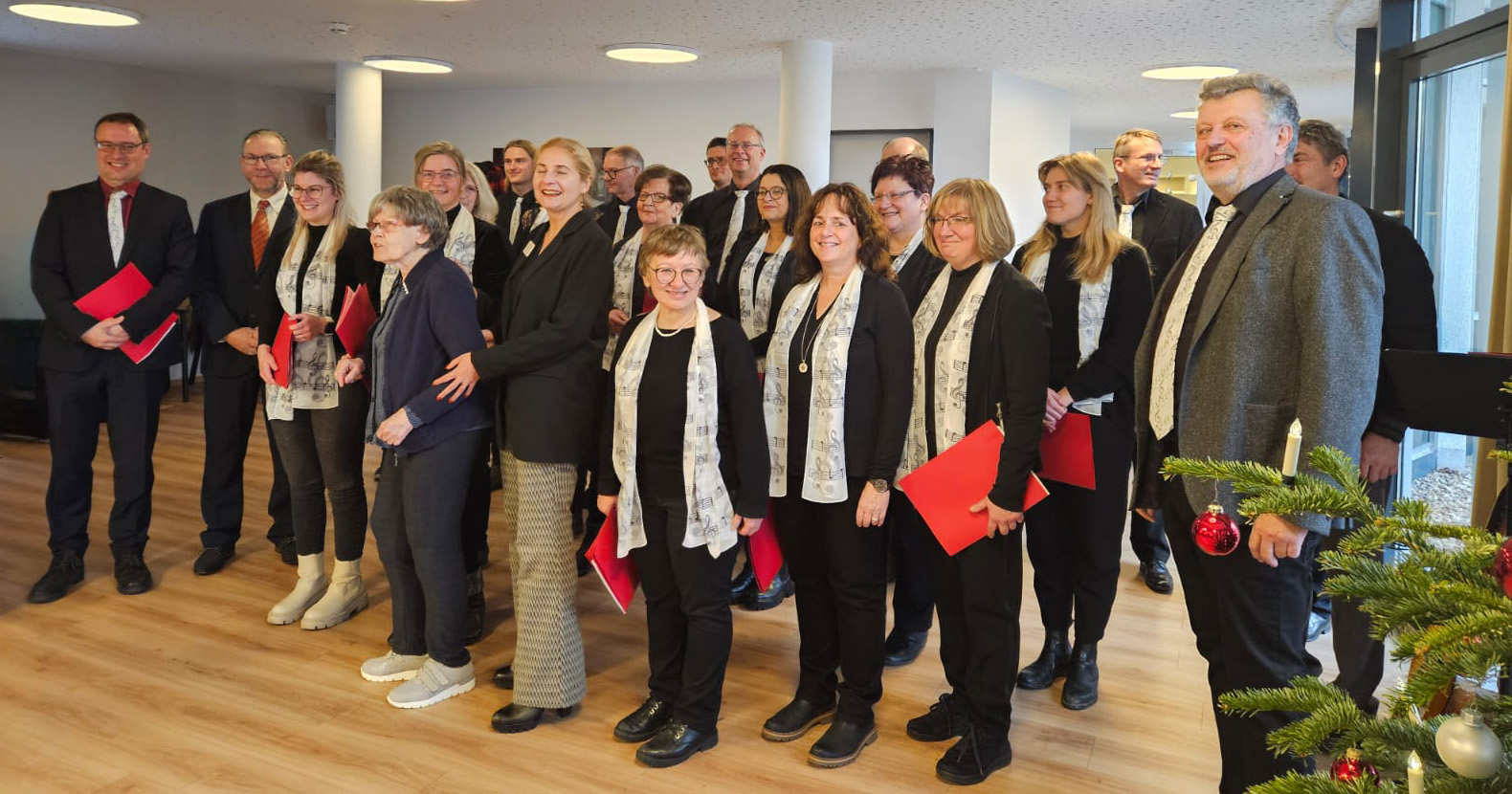 Gruppenfoto des Regierungschors beim Auftritt im Paritätischen Pflegeheim