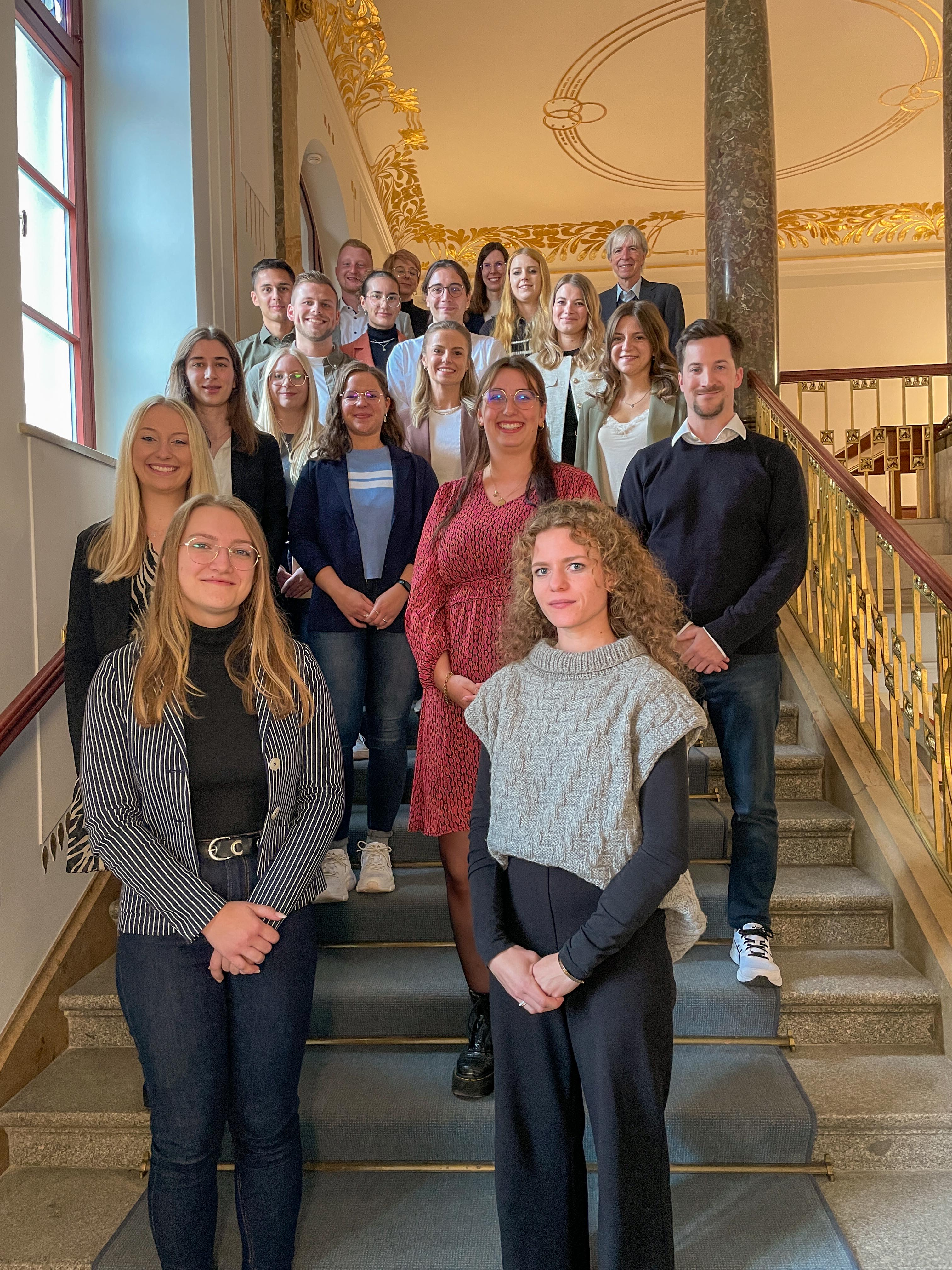Gruppenbild der neu ernannten Regierungsinspektorinnen und -inspektoren