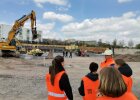 Eine Gruppe von Mädchen besichtigte gemeinsam mit dem Gewerbeaufsichtsamt Coburg eine Baustelle.