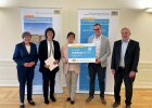 Raab Baugesellschaft mbH & Co. KG, Ebensfeld: Regierungspräsidentin von Oberfranken Heidrun Piwernetz mit Geschäftsführerin Gisela Raab, Constance Köpke, Benedikt Raab und Ministerialrat Ralph Annau, Referatsleiter 95 des Bayerischen Staatsministeriums für Wirtschaft, Landesentwicklung und Energie.