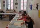 Kinder beim bemalen der Stofftaschen im Kunstmuseum