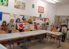 Kinder mit ihren fertig gestellten Kunstwerken im Kunstmuseum