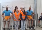 Gruppe aus vier Mädchen in orangen Warnwesten