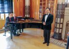 Auftaktveranstaltung Jean-Paul-Jahr_2025-03-21: Musikstück, Begleitung durch Regierungspräsident am Flügel