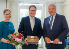 Florian Luderschmid, neuer Regierungspräsident von Oberfranken, mit Lebensgefährtin Rebekka Macke (links) und dem Bayerischen Innenminister Joachim Herrmann (rechts) 
