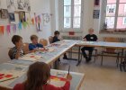 Kinder bemalen Stoffbeutel im Kunstmuseum