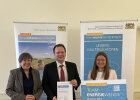 Gemeinde Speichersdorf: Regierungspräsidentin Heidrun Piwernetz (links) mit Christian Porsch (1. Bürgermeister) und Romy Christl (Mitarbeiterin Klimaschutz/Energiewende).
