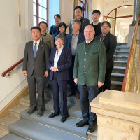 Goseongs Landrat Myong-Jun Ham, Regierungspräsidentin von Oberfranken Heidrun Piwernetz, Parlamentarischer Staatssekretär a.D. Hartmut Koschyk (1. Reihe von links nach rechts), Project Manager Young-Soo Kim von der Hanns Seidel Stiftung Korea (2. Reihe, ganz links) zusammen mit weiteren Abteilungsleitern des Landkreises Goseong.