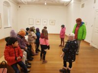 Kinder bei der Führung durch das Kunstmuseum