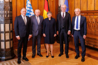 V.l.n.r.: Bezirkstagspräsident Henry Schramm, Ministerpräsident a.D. Dr. Günther Beckstein, Regierungspräsidentin von Oberfranken Heidrun Piwernetz, Dr. Hans-Joachim Heßler, Präsident des Bayerischen Verfassungsgerichtshofs, Dr. Klaus Rupprecht, Leiter des Staatsarchivs Bamberg