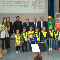 Gruppenbild zur Auftaktveranstaltung "Sicher zur Schule, sicher nach Hause" an der Grund- und Mittelschule Stegaurach