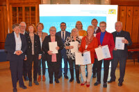 Am 17. Februar 2023 hat Bayerns Gesundheits- und Pflegeminister Klaus Holetschek den "Weißen Engel" an beispielgebende Personen verliehen, die sich langjährig und regelmäßig im Gesundheits- und/oder Pflegebereich ehrenamtlich engagiert haben. 