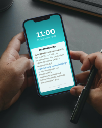 Smartphone, das Informationen über den bundesweiten Warntag 2023 anzeigt. 