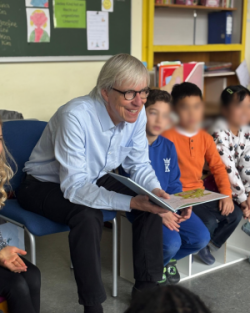 Regierungsvizepräsident von Oberfranken Thomas Engel hat Kindern der Bayreuther Luitpoldschule aus dem Buch "Das kleine WIR" vorgelesen.
