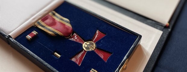 Bundesverdienstkreuz am Bande und Urkunden