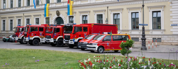 Feuerwehrfahrzeuge stehen vor dem Innenministerium