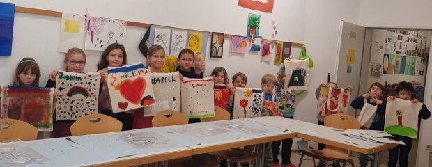 Kinder mit ihren fertig gestellten Kunstwerken im Kunstmuseum