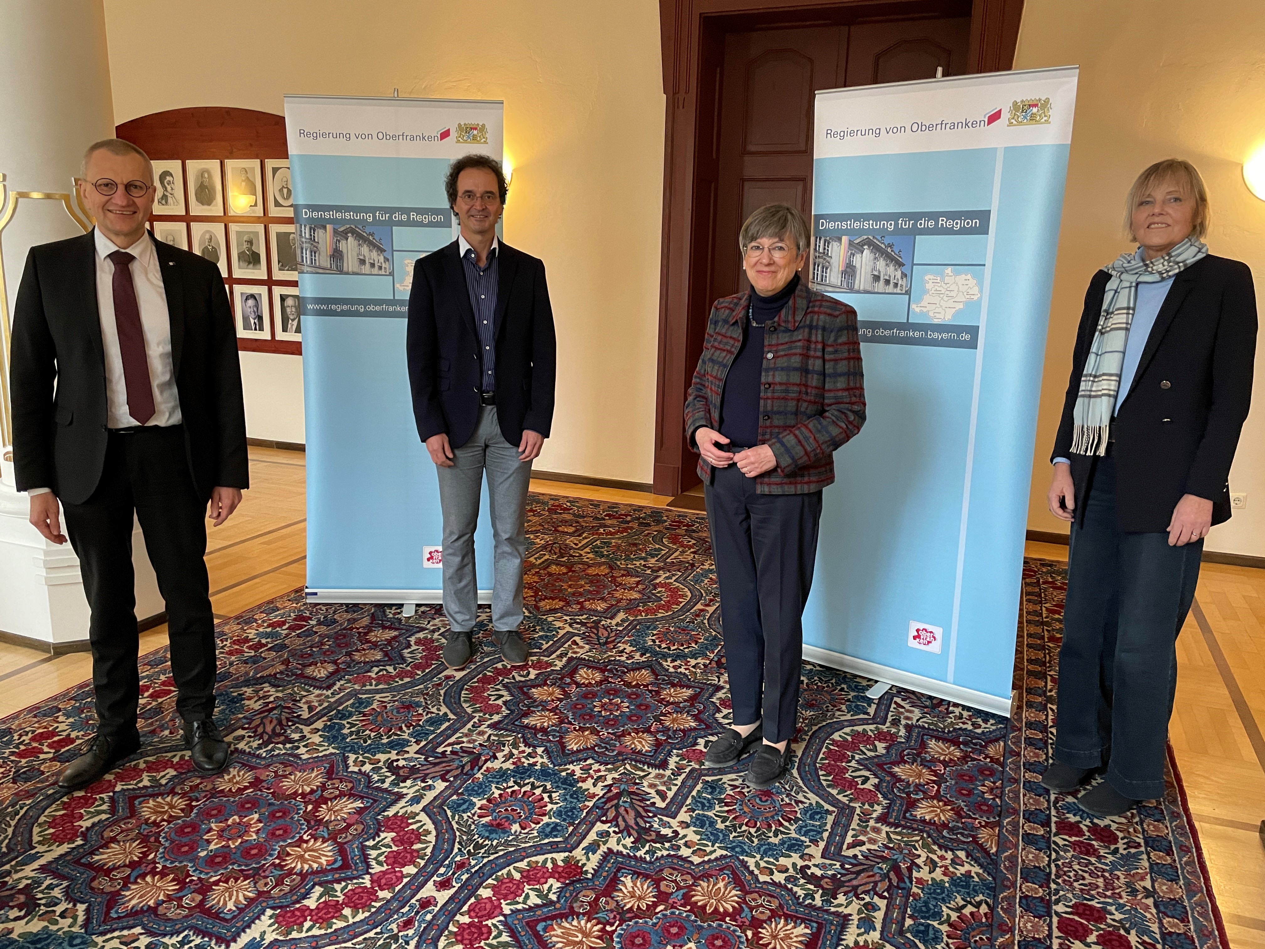 V.l.n.r.: Hauptgeschäftsführer der IHK zu Coburg Siegmar Schnabel, Präsident der IHK zu Coburg Dr. Andreas Engel, Regierungspräsidentin von Oberfranken Heidrun Piwernetz und Frau Dr. Corinna Boerner, Bereichsleitung Wirtschaft, Landesentwicklung und Verkehr an der Regierung von Oberfranken V.l.n.r.: Hauptgeschäftsführer der IHK zu Coburg Siegmar Schnabel, Präsident der IHK zu Coburg Dr. Andreas Engel, Regierungspräsidentin von Oberfranken Heidrun Piwernetz und Frau Dr. Corinna Boerner, Bereichsleitung Wirtschaft, Landesentwicklung und Verkehr an der Regierung von Oberfranken