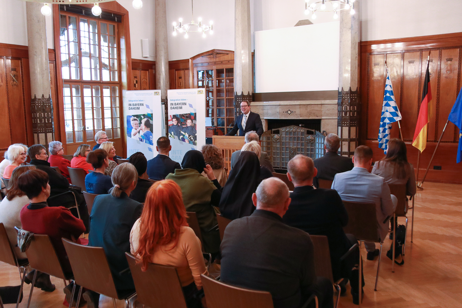 Regierungspräsident Florian Luderschmid bei der Verleihung des Integrationspreises 2024 Regierungspräsident Florian Luderschmid bei der Verleihung des Integrationspreises 2024