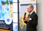 Daniel Maurer von der Regierung von Oberfranken erklärt einem Publikum die Vorteile der Silphie gegenüber Mais.