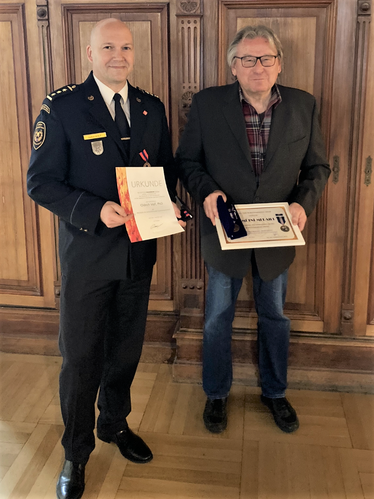 V.l.n.r. Direktor des Feuerwehrdienstes der Region Karlsbad Oldřich Volf, Fachberater Brand- und Katastrophenschutz Siegfried Simon V.l.n.r. Direktor des Feuerwehrdienstes der Region Karlsbad Oldřich Volf, Fachberater Brand- und Katastrophenschutz Siegfried Simon