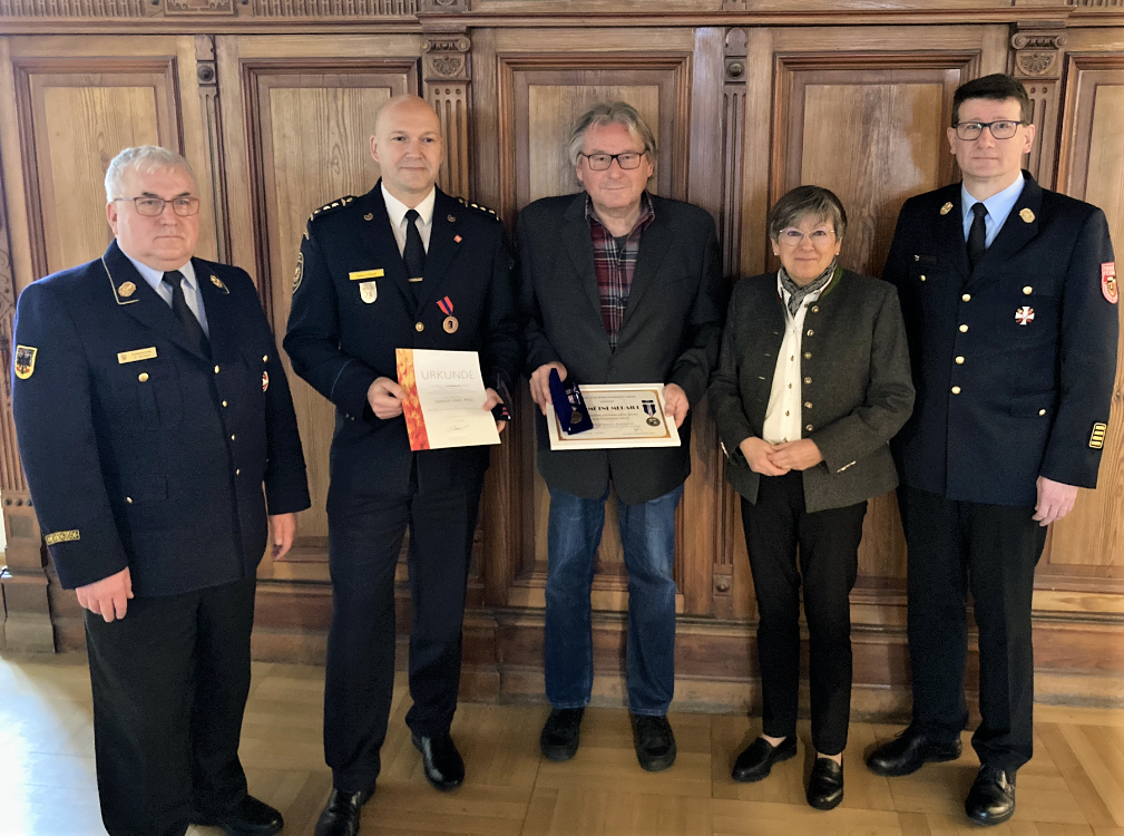 V.l.n.r. Vizepräsident des Deutschen Feuerwehrverbands Hermann Schreck, Direktor des Feuerwehrdienstes der Region Karlsbad Oldřich Volf, Fachberater Brand- und Katastrophenschutz Siegfried Simon, Regierungspräsidentin Heidrun Piwernetz, Kreisbrandrat des Landkreises Wunsiedel i. F. Wieland Schletz V.l.n.r. Vizepräsident des Deutschen Feuerwehrverbands Hermann Schreck, Direktor des Feuerwehrdienstes der Region Karlsbad Oldřich Volf, Fachberater Brand- und Katastrophenschutz Siegfried Simon, Regierungspräsidentin Heidrun Piwernetz, Kreisbrandrat des Landkreises Wunsiedel i. F. Wieland Schletz