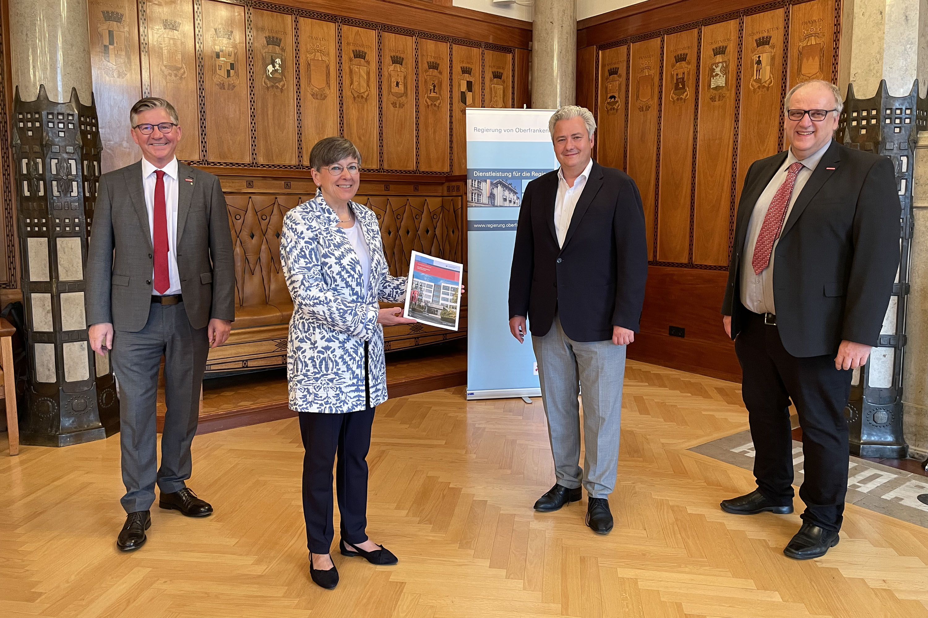 Die neue Führungsspitze der Handwerkskammer Oberfranken besucht Regierungspräsidentin Piwernetz. Von links nach rechts: Vizepräsident Christian Herpich, Regierungspräsidentin Heidrun Piwernetz, Präsident Matthias Graßmann und Hauptgeschäftsführer Reinhard Bauer Die neue Führungsspitze der Handwerkskammer Oberfranken besucht Regierungspräsidentin Piwernetz. Von links nach rechts: Vizepräsident Christian Herpich, Regierungspräsidentin Heidrun Piwernetz, Präsident Matthias Graßmann und Hauptgeschäftsführer Reinhard Bauer