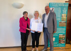 Dankurkunde mit Medaille "50 Jahre Internationale Jugendarbeit" für Frau Christine Ponsel – Grund- und Mittelschule Seßlach 