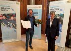 Regierungspräsidentin von Oberfranken, Heidrun Piwernetz, übergibt den Oberfränkischen Integrationspreis 2021 an Bertrand Eitel, Amt für Inklusion bei der Stadt Bamberg, der diesen zunächst stellvertretend für den Verein Freund statt fremd e.V. Bamberg mit dem Projekt: "Lui20 Räume für Interkulturelle Begegnungen" entgegennahm