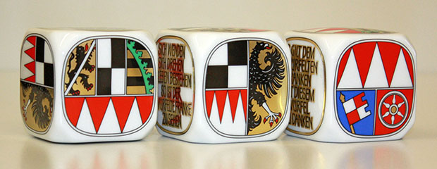 Drei Frankenwürfel nebeneinander jeweils mit einer anderen Seite vorne, die eines der 3 fränkischen Wappen zeigt.