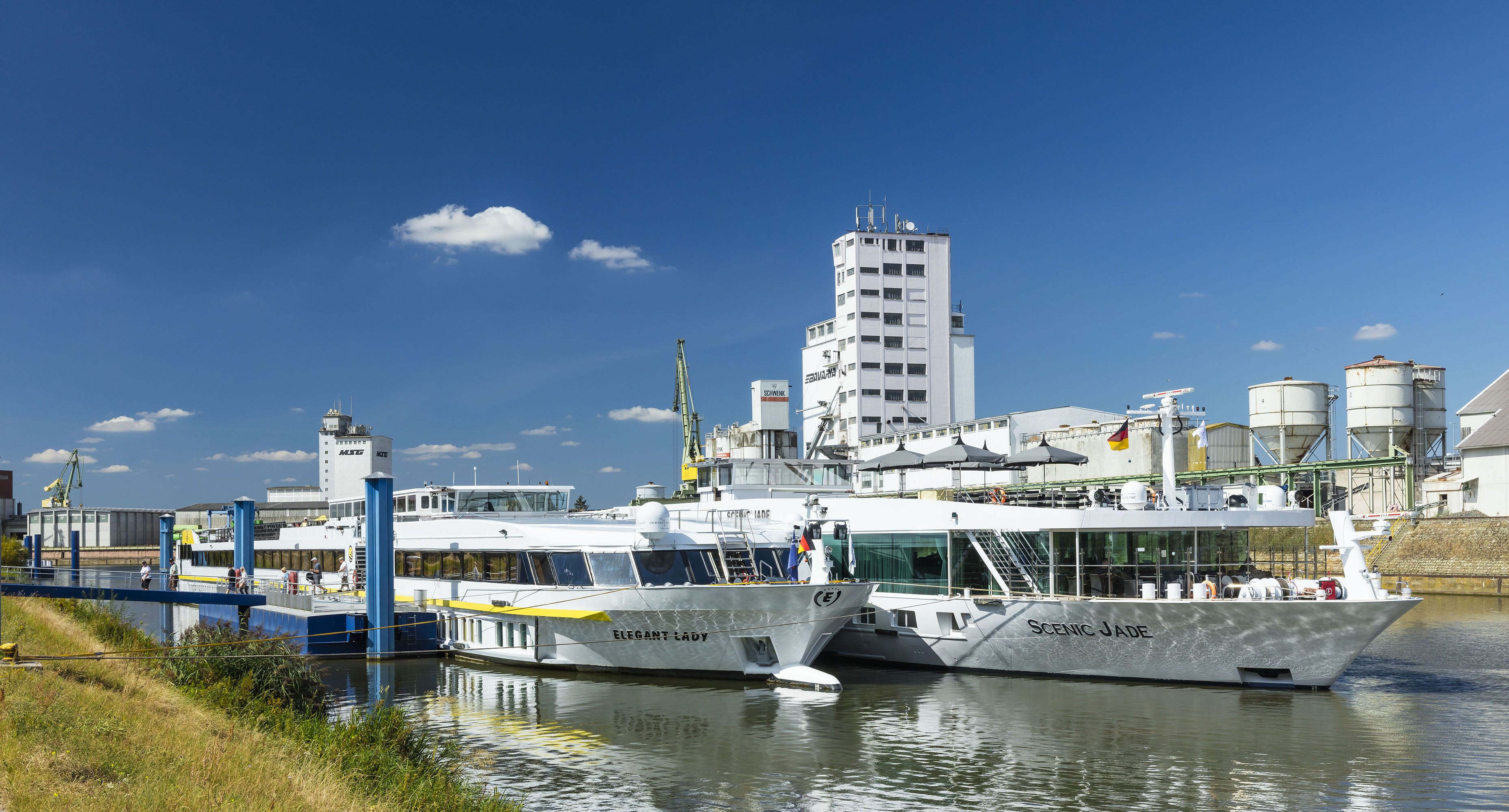 Der Bamberger Hafen mit zwei Schiffen, die an einem Kai vor Anker liegen.