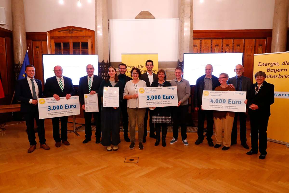 Die Preisträgerinnen und Preisträger des diesjährigen Bürgerenergiepreis Oberfranken.