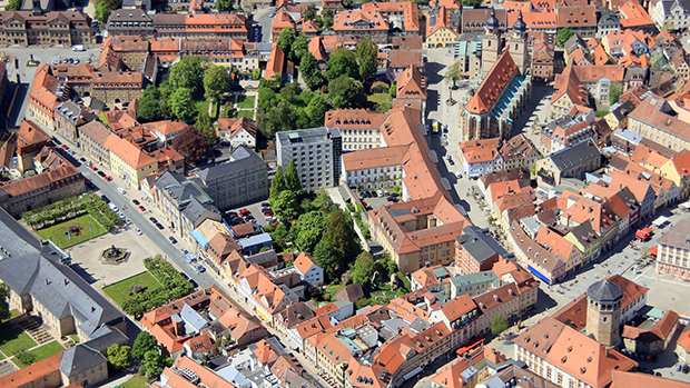 Blick von Oben aus der Luft auf die Ludwigstraße in Bayreuth mit dem Regierungs-Gebäude-Komplex.