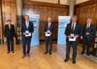 V. l. n. r.: Regierungspräsidentin von Oberfranken Heidrun Piwernetz, Bürgermeister a.D. Armin Postler (Lauter), Bürgermeister a.D. Ekkehard Hojer (Baunach), Erster Bürgermeister Rüdiger Gerst (Kemmern), Landrat Johann Kalb (Bamberg)