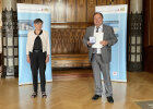 Regierungspräsidentin von Oberfranken Heidrun Piwernetz überreichte Ersten Bürgermeister Werner Burger (Grafengehaig) die Kommunale Verdienstmedaille in Bronze.