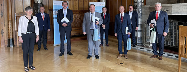 V.l.n.r.: Regierungspräsidentin von Oberfranken Heidrun Piwernetz, Bezirkstagspräsident Henry Schramm, Stefan Schaffranek (Kulmbach), Erster Bürgermeister Werner Burger (Grafengehaig), Landrat Klaus Peter Söllner (Landkreis Kulmbach), Erster Bürgermeister Franz Uome (Marktleugast), Oberbürgermeister Ingo Lehmann (Kulmbach), Erster Bürgermeister Günther Hübner (Harsdorf)