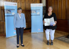 Regierungspräsidentin von Oberfranken Heidrun Piwernetz überreichte Bürgermeisterin a.D. Karin Barwisch (Hollfeld) die Kommunale Verdienstmedaille in Bronze.