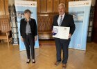 Regierungspräsidentin von Oberfranken Heidrun Piwernetz überreichte Altbürgermeister Gerhard Amon (Weilersbach) die Kommunale Verdienstmedaille in Bronze.