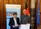 Regierungspräsidentin Heidrun Piwernetz händigt Herrn Bernhard Christoph, Lichtenfels, die vom Bayerischen Staatsminister des Innern, für Sport und Integration Joachim Herrmann verliehene Medaille für besondere Verdienste um die kommunale Selbstverwaltung in Bronze aus.