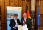 Regierungspräsidentin Heidrun Piwernetz händigt Herrn Axel Dorscht, Bad Rodach, die vom Bayerischen Staatsminister des Innern, für Sport und Integration Joachim Herrmann verliehene Medaille für besondere Verdienste um die kommunale Selbstverwaltung in Bronze aus.