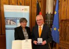 Regierungspräsidentin Heidrun Piwernetz händigt Herrn Nikolaus Zahner, Neuenmarkt, die vom Bayerischen Staatsminister des Innern, für Sport und Integration Joachim Herrmann verliehene Medaille für besondere Verdienste um die kommunale Selbstverwaltung in Bronze aus.