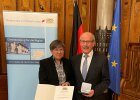 Regierungspräsidentin Heidrun Piwernetz händigt Herrn Helmuth Breitenfelder, Kulmbach, die vom Bayerischen Staatsminister des Innern, für Sport und Integration Joachim Herrmann verliehene Medaille für besondere Verdienste um die kommunale Selbstverwaltung in Bronze aus.