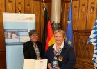 Regierungspräsidentin Heidrun Piwernetz händigt Frau Barbara Lengenfelder, Hirschaid, das vom Bayerischen Staatsminister des Innern, für Sport und Integration Joachim Herrmann verliehene Steckkreuz für besondere Verdienste um die Deutsche-Lebens-Rettungs-Gesellschaft aus.