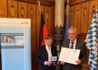 Regierungspräsidentin Heidrun Piwernetz händigt Herrn Ernst-Wilhelm Geiling, Bad Rodach, die vom Bayerischen Staatsminister des Innern, für Sport und Integration Joachim Herrmann verliehene Medaille für besondere Verdienste um die kommunale Selbstverwaltung in Bronze aus.