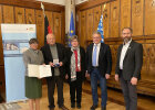 Von links: Regierungspräsidentin Heidrun Piwernetz, Gerhard Pöhlmann mit Ehefrau (Höchstädt i. Fichtelgebirge), Stv. Landrat des Landkreises Wunsiedel i. Fichtelgebirge Roland Schöffel, Erster Bürgermeister der Gemeinde Höchstädt i. Fichtelgebirge Gerald Bauer.