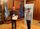 23.11.2021: Regierungspräsidentin Heidrun Piwernetz überreicht die Medaille für besondere Verdienste um die kommunale Selbstverwaltung in Bronze an Altbürgermeister Helmut Taut, Wiesenttal.
