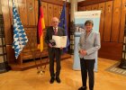 23.11.2021: Regierungspräsidentin Heidrun Piwernetz überreicht die Medaille für besondere Verdienste um die kommunale Selbstverwaltung in Bronze an Bürgermeister a.D. Edgar Büttner, Heroldsbach.
