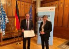 19.11.2021: Herr Altbürgermeister Wolfgang Beiergrößlein, Kronach, erhält von der Regierungspräsidentin von Oberfranken, Heidrun Piwernetz, die Kommunale Verdienstmedaille in Bronze ausgehändigt.